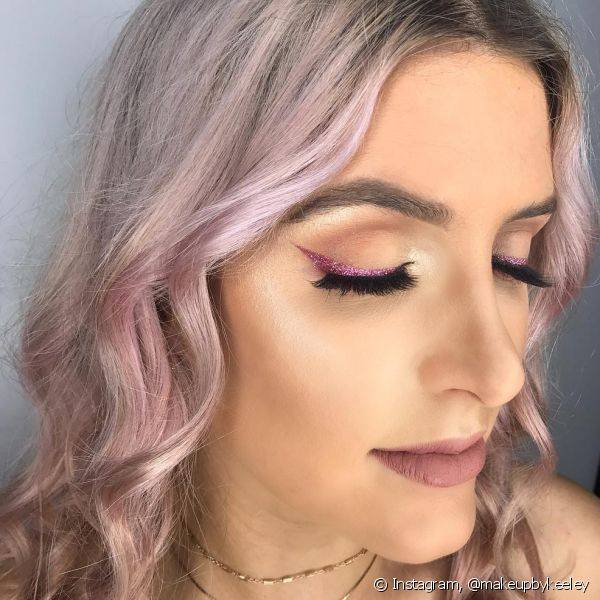O delineador colorido com glitter é a escolha perfeita para quem turbinar a maquiagem básica sem ousar (Foto: Instagram @makeupbykeeley)